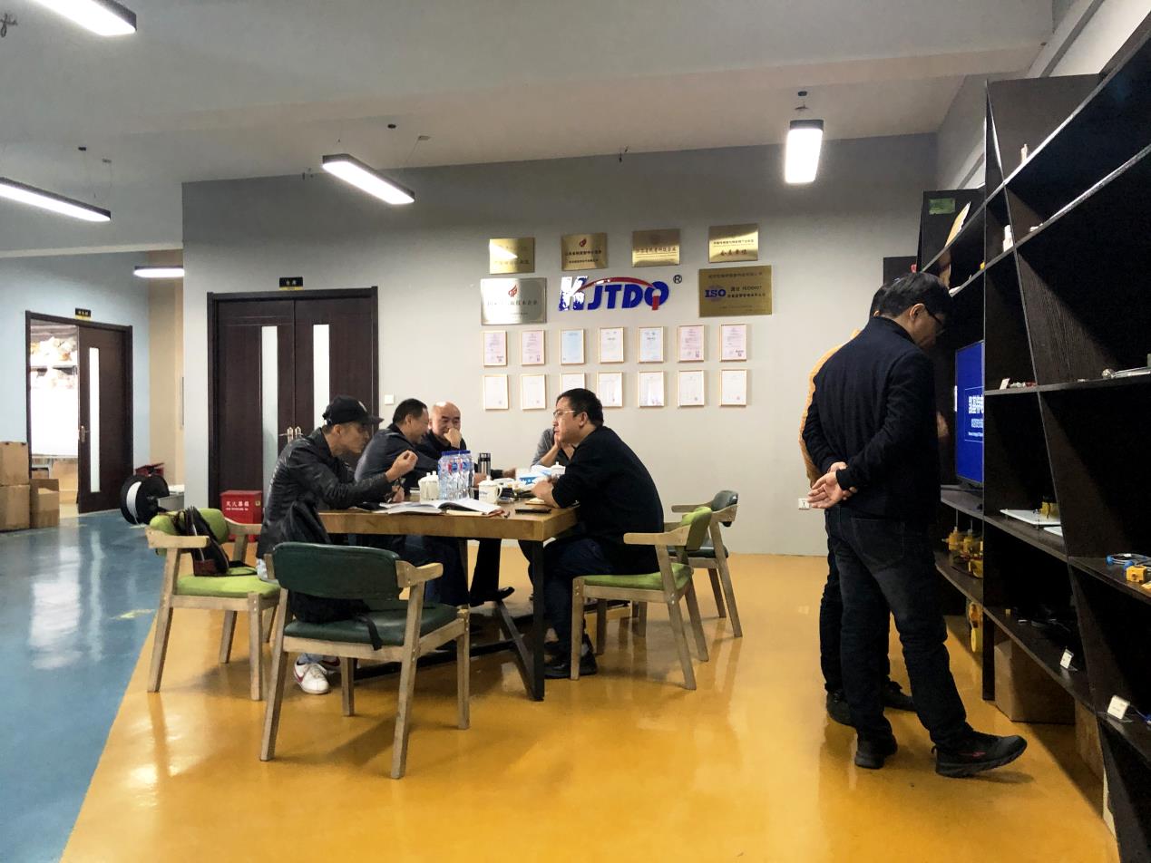 中船動力有限公司、鎮(zhèn)江市高新區(qū)商務(wù)局等領(lǐng)導(dǎo)一行蒞臨我司參觀考察